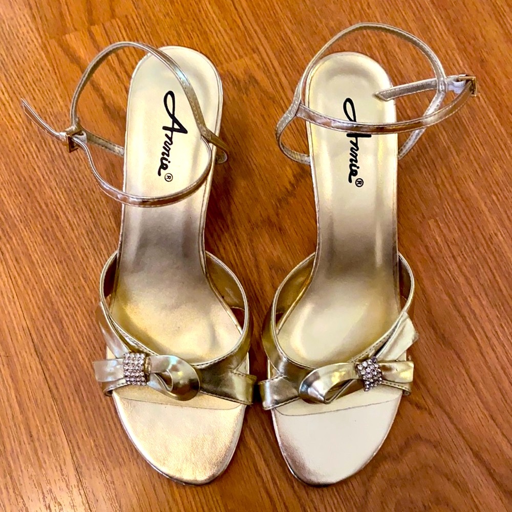 Women’s Gold Strappy Sandal size 8.5 Annie